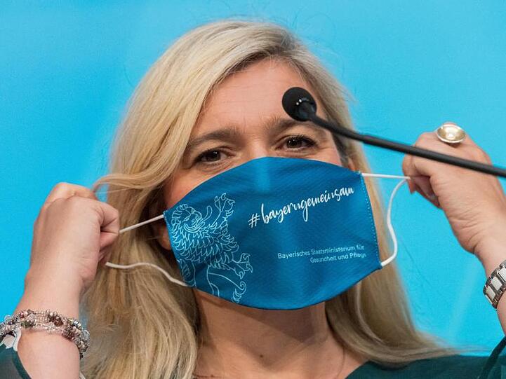 Melanie Huml (CSU), Staatsministerin für Gesundheit und Pflege, zieht einen Mundschutz auf. Foto: Peter Kneffel/dpa/Archivbild