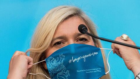 Melanie Huml (CSU), Staatsministerin für Gesundheit und Pflege, zieht einen Mundschutz auf. Foto: Peter Kneffel/dpa/Archivbild