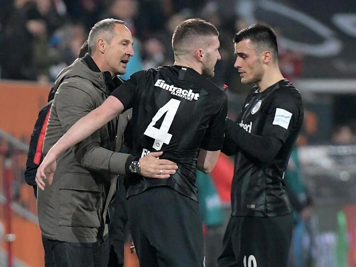 Eintracht-Trainer Adi Hütter (l) gratuliert Ante Rebic (M) nach dessen Tor zum 3:0. Mit dabei Filip Kostic (r).