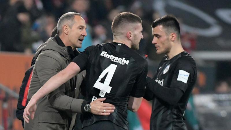 Eintracht-Trainer Adi Hütter (l) gratuliert Ante Rebic (M) nach dessen Tor zum 3:0. Mit dabei Filip Kostic (r). Eintracht-Trainer Adi Hütter (l) gratuliert Ante Rebic (M) nach dessen Tor zum 3:0. Mit dabei Filip Kostic (r).