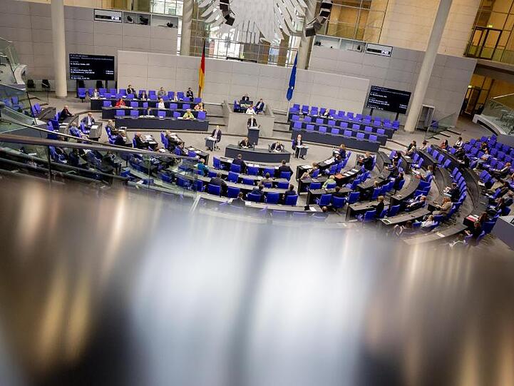 Mitglieder des Deutschen Bundestages am 19. Juni bei der 167. Sitzung.