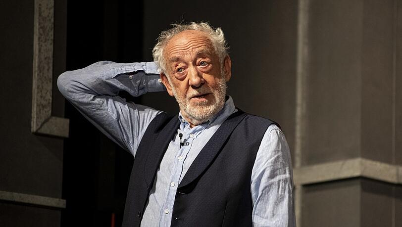Der Schauspieler Dieter Hallervorden leitet das Schlosspark Theater in Berlin. Der Schauspieler Dieter Hallervorden leitet das Schlosspark Theater in Berlin.