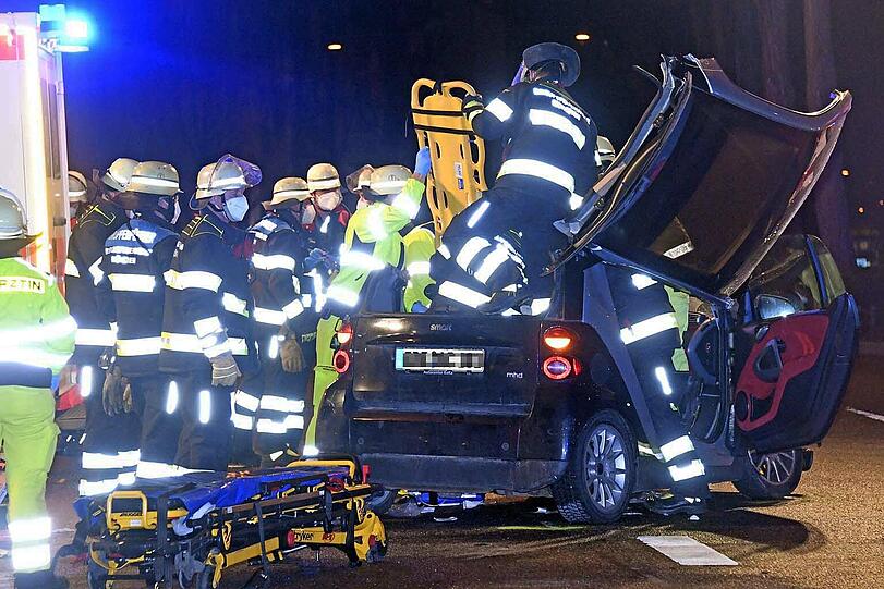 Der 33-jährige Smart-Fahrer wurde bei dem Unfall schwer verletzt, die vier Personen aus dem Ford verletzten sich nach Angaben der Feuerwehr leicht.