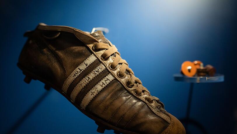 Ein Fußballschuh von Max Morlock ist bei der Bayerischen Landesausstellung ausgestellt.