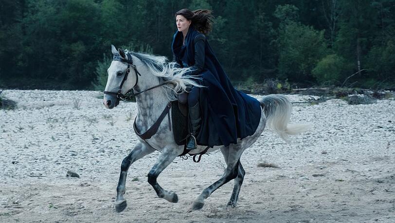 Rosamund Pike spielt in "Das Rad der Zeit" die Hauptrolle der Moiraine.