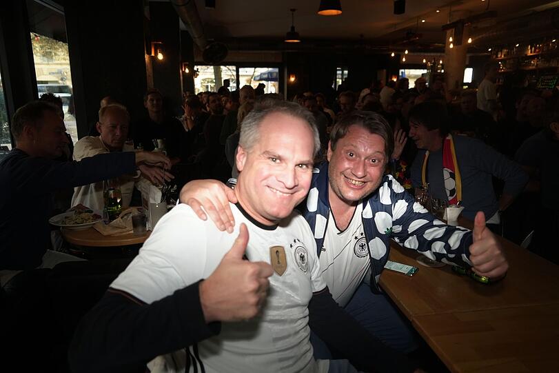 Fußballfans Frank Bolleber und Raphael Zaruba im Sax.