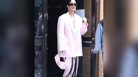 Kann sich sehen lassen: Katy Perrys Look zur angesagten Satin Bag.
