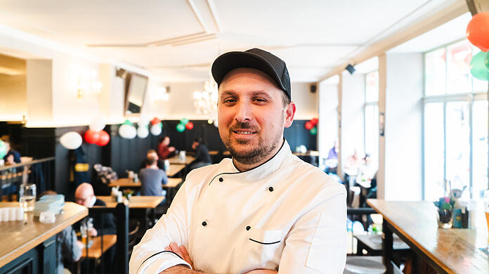 Agon Bajrami (36), neuer Chef im neuen alten Atzinger. Er hat bewusst alles beim Alten gelassen und aufgehübscht. Und weiterhin gibt es hier bayerisch-deftige Küche plus veganen und vegetarischen Alternativen.