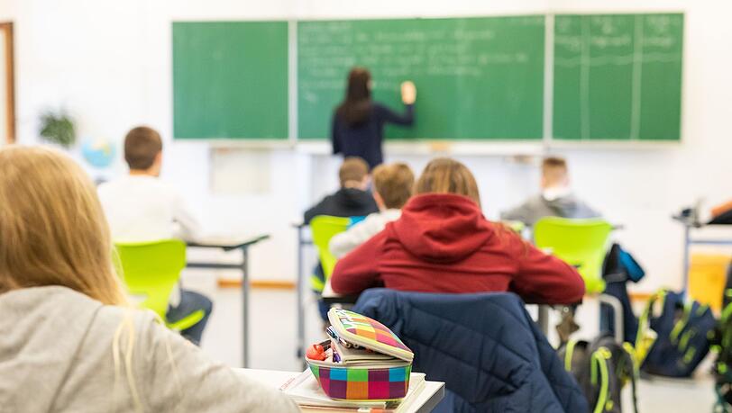 Mit den Leistungen von Schülerinnen und Schülern in Deutschland geht es laut Bildungsstudien bergab.
