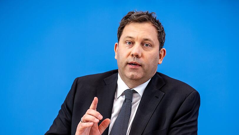 Der Finanzminister legt einen unfertigen Entwurf vor.
