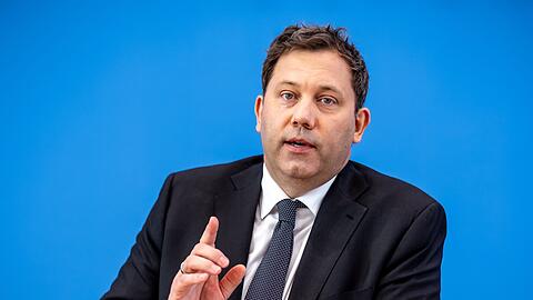 Der Finanzminister legt einen unfertigen Entwurf vor.