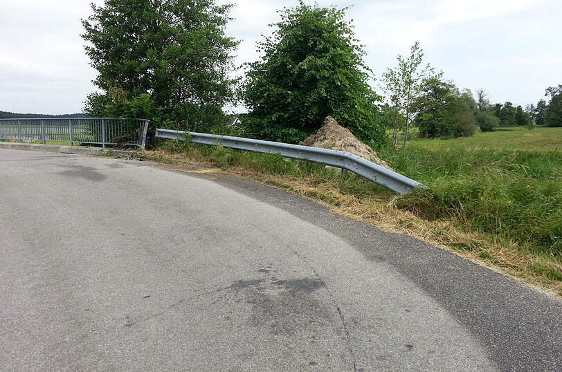 Totalschaden: Der Pkw wurde bei der Kollision mit dem Brückengeländer stark beschädigt.