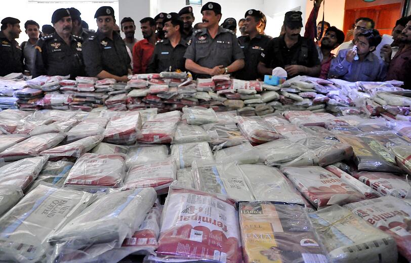 Pakistanische Sicherheitskräfte präsentieren einen Anteil von 7,2 Tonnen Marijuana, die sie bei einer Drogen-Razzia aufgetrieben haben.