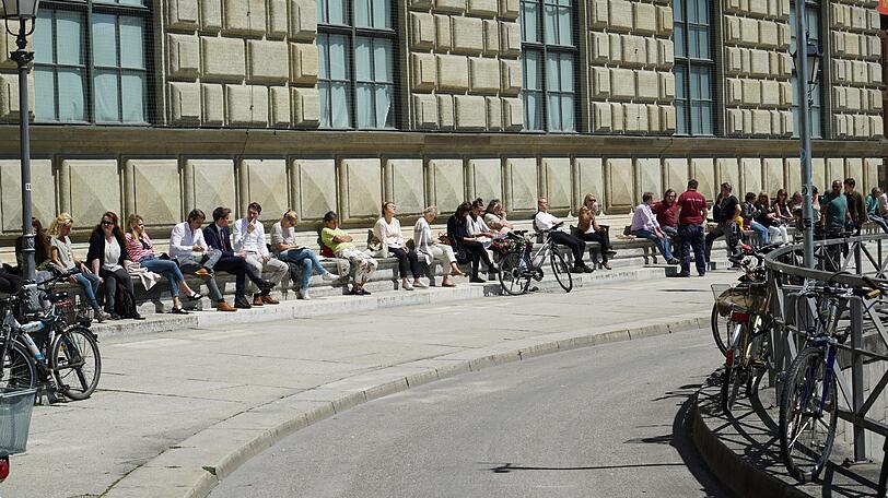 Auch an der Oper gab es kaum einen Sitzplatz mehr.