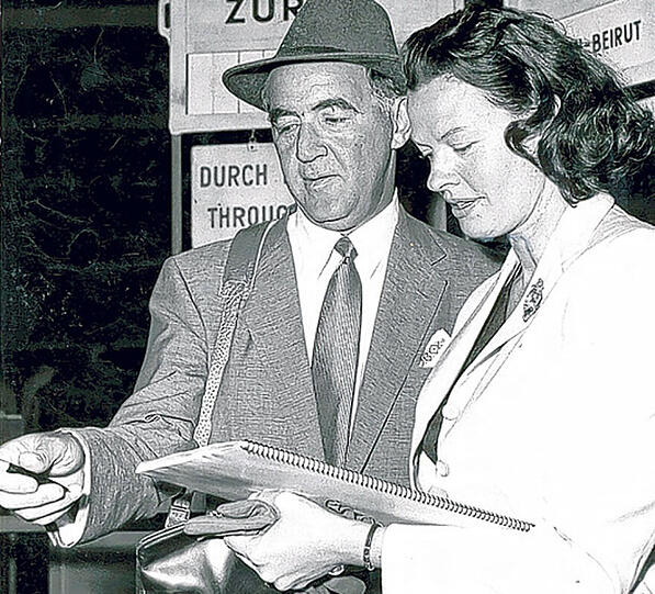 Im gleichen Swing: Margot Hielscher mit Benny Goodman 1958 am Flughafen München Riem.