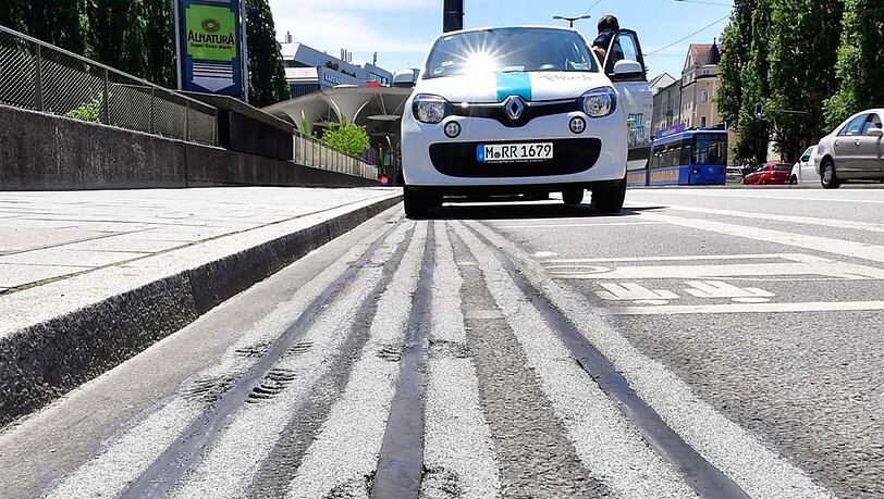Ein Parkplatz für E-Sharing-Autos an der Münchner Freiheit. Ein Parkplatz für E-Sharing-Autos an der Münchner Freiheit.