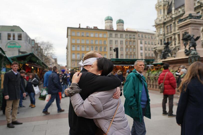 Der Tischler Tiemo bot am Marienplatz kostenlose Umarmungen an. Die Bilder.