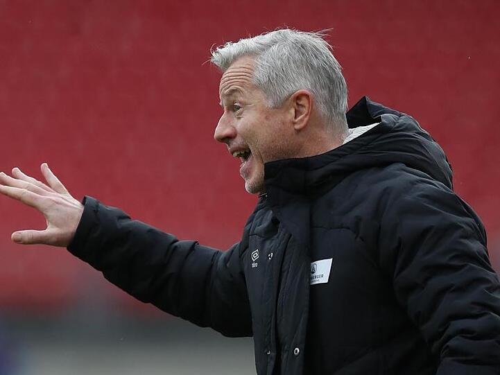 Der Nürnberger Trainer Jens Keller gestikuliert am Spielfeldrand. Foto: Daniel Karmann/dpa