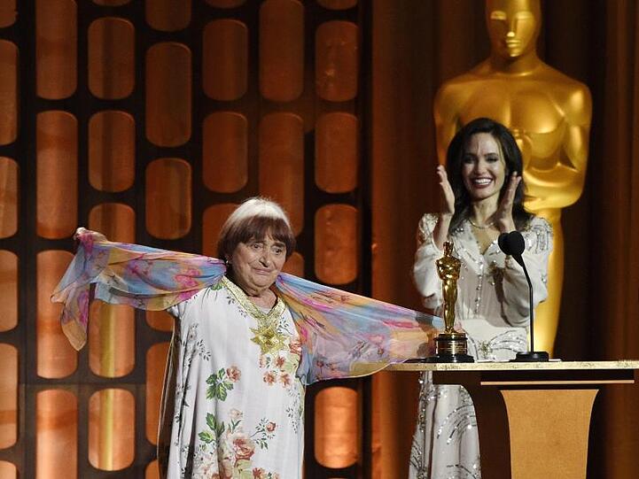 Agnes Varda erhielt 1977 einen Ehren-Oscar, der ihr von Angelina Jolie überreicht wurde.