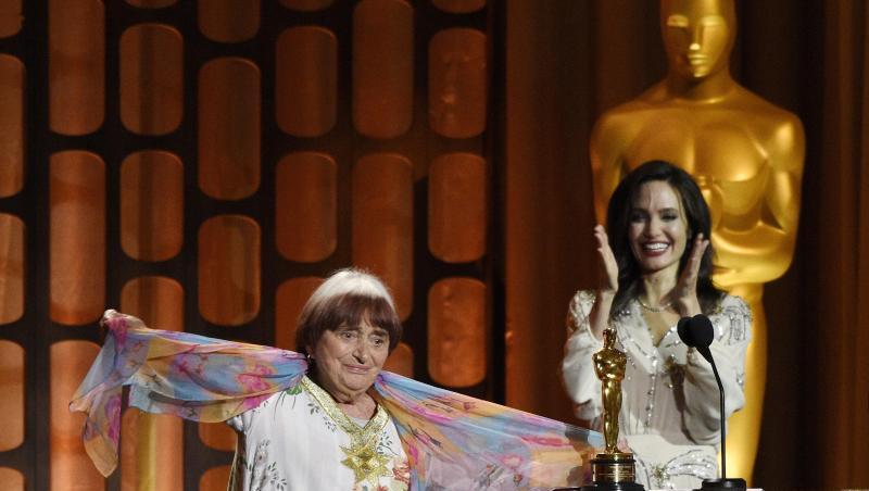 Agnes Varda erhielt 1977 einen Ehren-Oscar, der ihr von Angelina Jolie überreicht wurde. Agnes Varda erhielt 1977 einen Ehren-Oscar, der ihr von Angelina Jolie überreicht wurde.