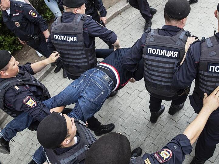 Am vergangenen Mittwoch gab es bei den ersten Protesten gegen Polizei-Willkür im Falle des Enthüllungsjournalisten Golunow Dutzende Festnahmen.