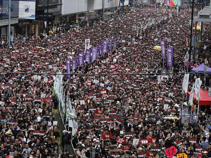 Im Zentrum Hongkongs gehen Demonstranten erneut gegen das umstrittene Auslieferungsgesetz auf die Straße.