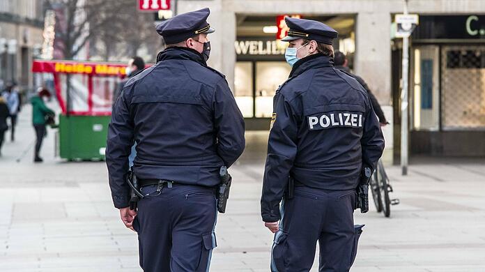 Eine Streife der Münchner Polizei patrouilliert durch die Innenstadt.