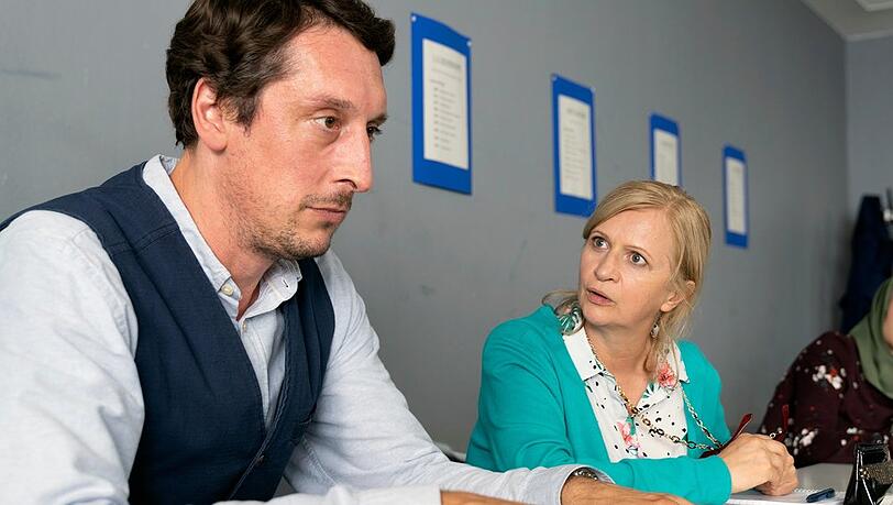 "Eine Klasse für sich": Fabian Sorge (Hans Löw) muss zugeben, dass er als junger Mann sein Abiturzeugnis gefälscht hat.