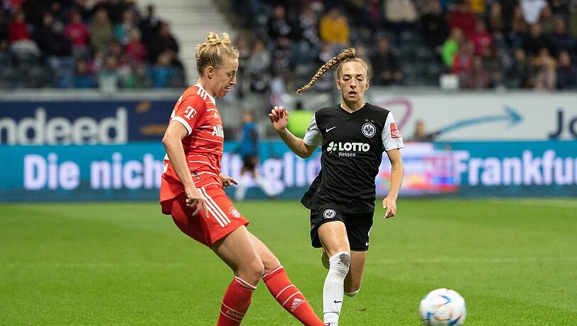 Bayerns Carolin Simon (l) und Frankfurts Sophia Kleinherne.