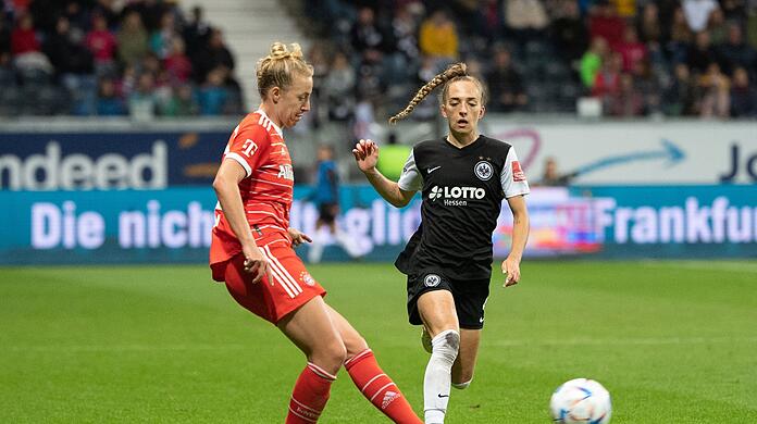 Bayerns Carolin Simon (l) und Frankfurts Sophia Kleinherne.