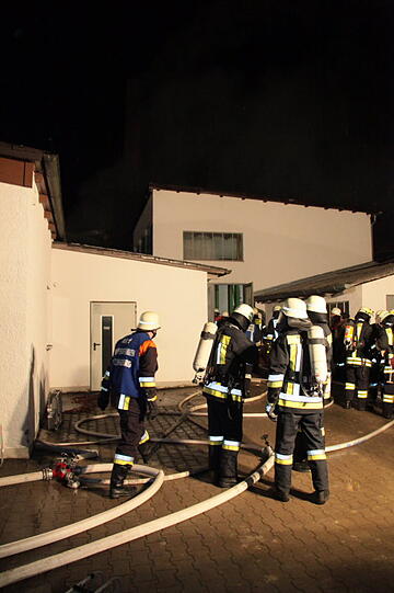 Im Landkreis Mühldorf ist in der Nacht von Mittwoch auf Donnerstag der Dachstuhl eines Ziegelwerks in Aubenham bei Obergkirchen ausgebrannt. Die Ermittlungen zur Brandursache laufen noch.