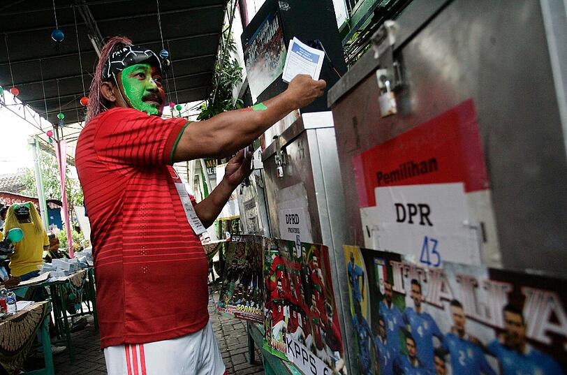 In Indonesien sind am Mittwoch Parlamentswahlen
angelaufen - dieser Wähler hat sich dafür ins Fußball-WM-Outfit geworfen. Insgesamt sind rund 186 Millionen Menschen aufgerufen, die 560 Sitze im Unterhaus von Jakarta neu zu besetzen.