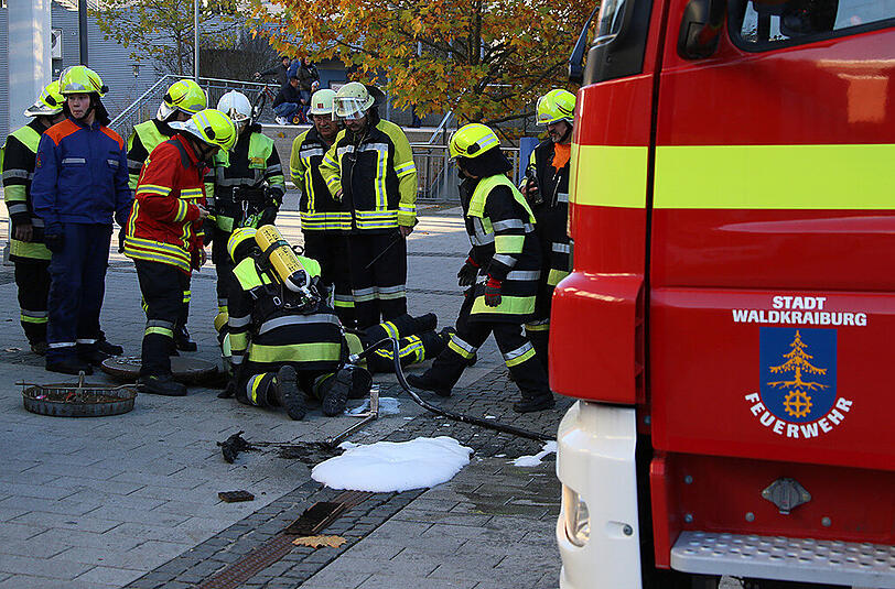 Bilder vom Feuerwehreinsatz in Waldkraiburg am Montag. Trockenes Laub sorgte für einen kleinen Brand in einer Abwasserrinne.