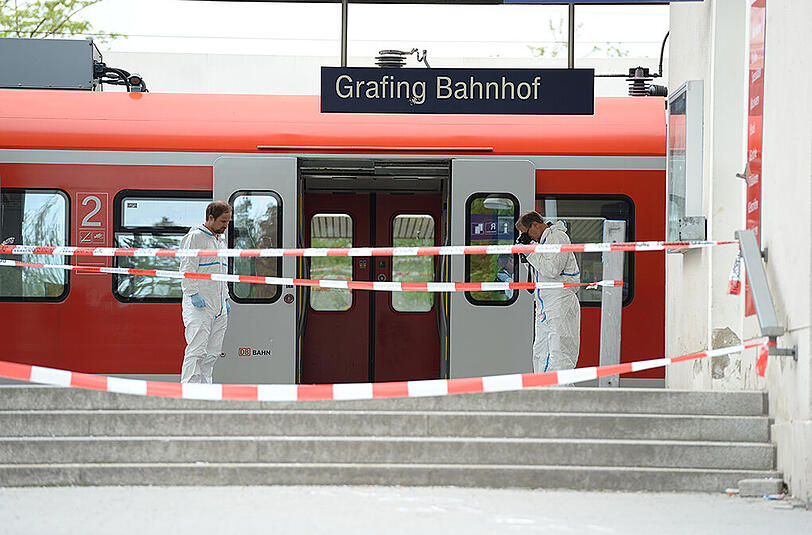 Ermittler des Landeskriminalamts untersuchen den Tatort am Grafinger Bahnhof.