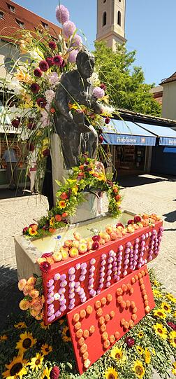 Impressionen vom  dritten Brunnenfest am Viktualienmarkt: Viel Musik, alte Kostüme, ein Tänzchen in Ehren und staunende Besucher.