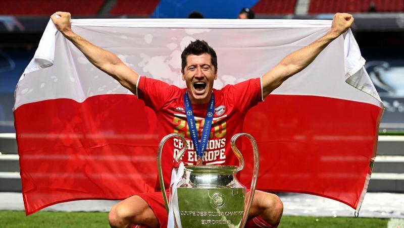 Robert Lewandowski posiert mit Polen-Fahne und Pokal. Foto: Michael Regan/Getty Images via UEFA/dpa Robert Lewandowski posiert mit Polen-Fahne und Pokal. Foto: Michael Regan/Getty Images via UEFA/dpa