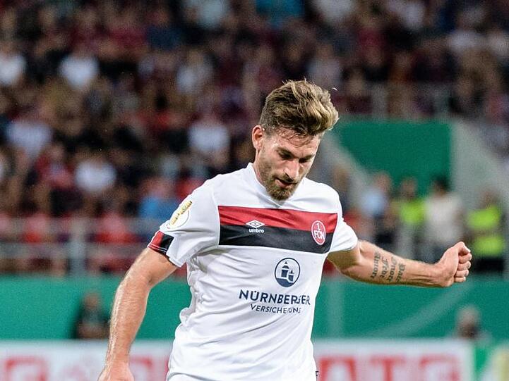 Enrico Valentini von Nürnberg spielt den Ball. Foto: Matthias Balk/dpa
