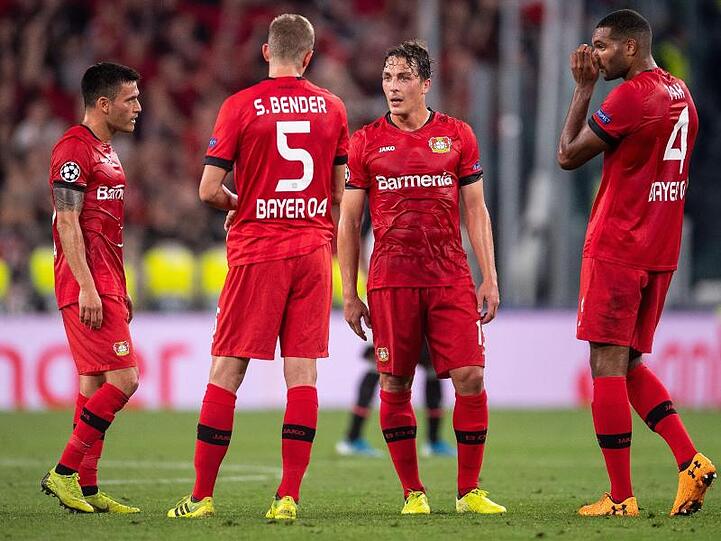 Die Leverkusener Charles Aranguiz (l-r), Sven Bender, Julian Baumgartlinger und Jonathan Tah zeigen sich unzufrieden.