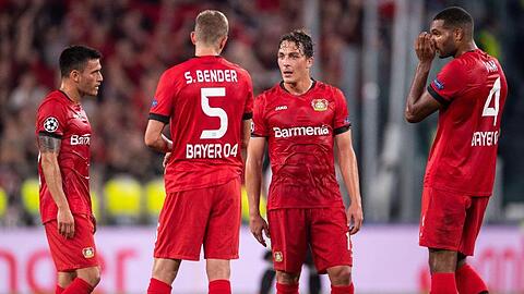 Die Leverkusener Charles Aranguiz (l-r), Sven Bender, Julian Baumgartlinger und Jonathan Tah zeigen sich unzufrieden.