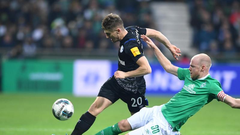 Werders Davy Klaassen (r) will Schalkes Jonjoe Kenny den Ball abnehmen. Werders Davy Klaassen (r) will Schalkes Jonjoe Kenny den Ball abnehmen.