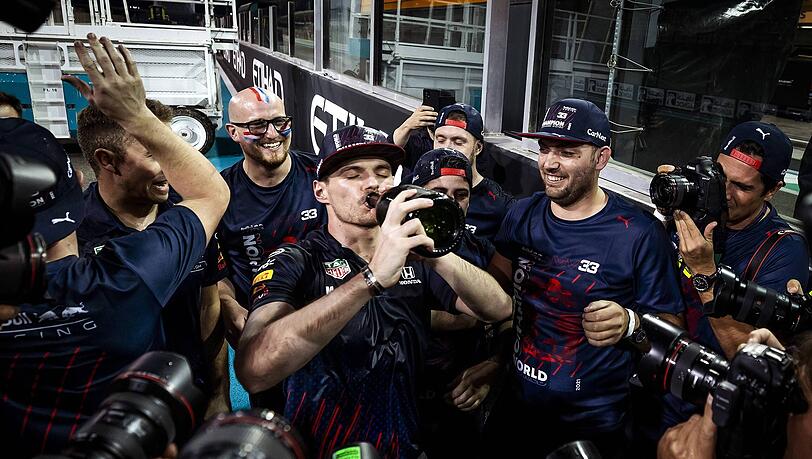 Max Verstappen feiert mit seinem Team. Max Verstappen feiert mit seinem Team.
