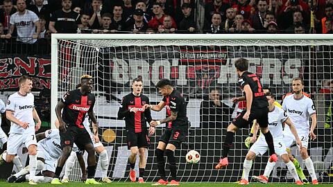Erlöste Bayer mit seinem Tor zum 1:0: Jonas Hofmann (3.v.r).