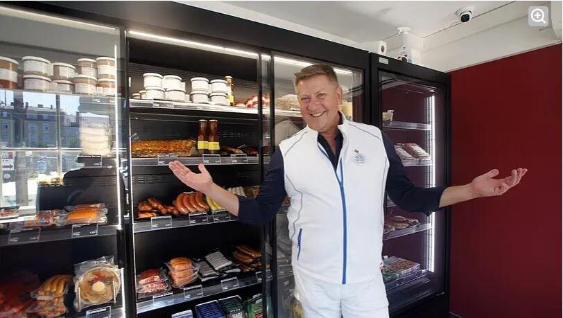 Andreas Gaßner in seinem Rund-um-die-Uhr-Laden.