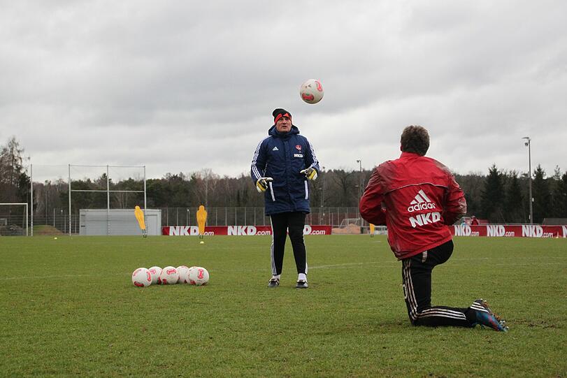 Währenddessen heizt Torwartrainer Adam Matysek die Keeper Raphael Schäfer und Stephan Alexander auf.