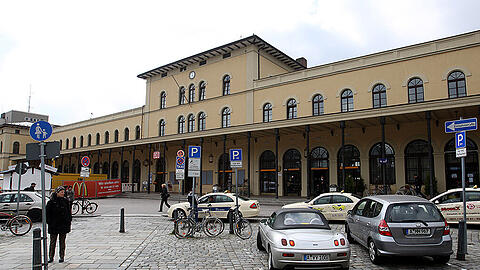 Am Augsburger Hauptbahnhof erwischte die Polizei einen Mann, der seit drei Monaten per Haftbefehl gesucht wurde. (Archivbild)