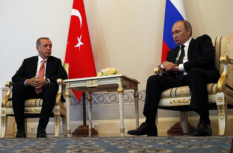 Aufeinander zugehen: Der türkische Präsident Recep Tayyip Erdogan (l.) begrüßt Wladimir Putin beim G20-Gipfel in Belek Ende vergangenen Jahres. Foto: Anatoly Maltsev