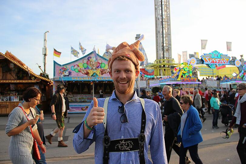 Scot: &bdquo;Pro Tag kostet mich der Spaß ungefähr 120 Euro. Hier geht das ja schnell. Aber ich
liebe das Oktoberfest. Da nehme ich sogar den weiten Weg aus Australien auf mich.&ldquo;