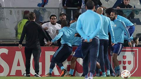 Patrice Evra sorgte mit einem Tritt gegen einen eigenen Fan mit einem Novum in der Europa League.