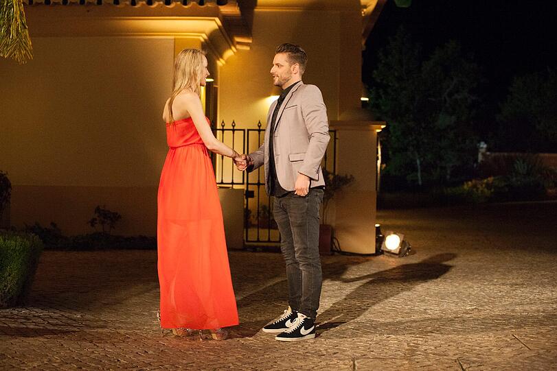 Hohe Retro-Nikes, dunkle Jeans und Sakko: Andreas passt besser zum Musiksender Viva als zur Bachelorette.