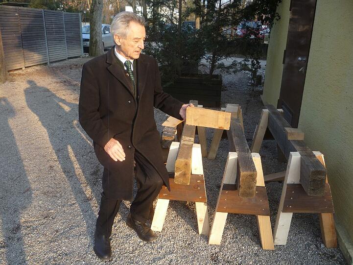 Reinhold Babor am "Tatort" im Biergarten Menterschwaige - er fordert die Diebe auf, den Maibaum zurückzubringen.